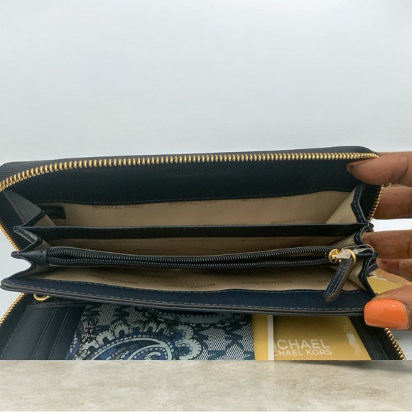 Michael Kors-Paisley Continental Jet set Wristlet. Approx. 4”x8.5”-Retail 178 - Picture 4 of 5